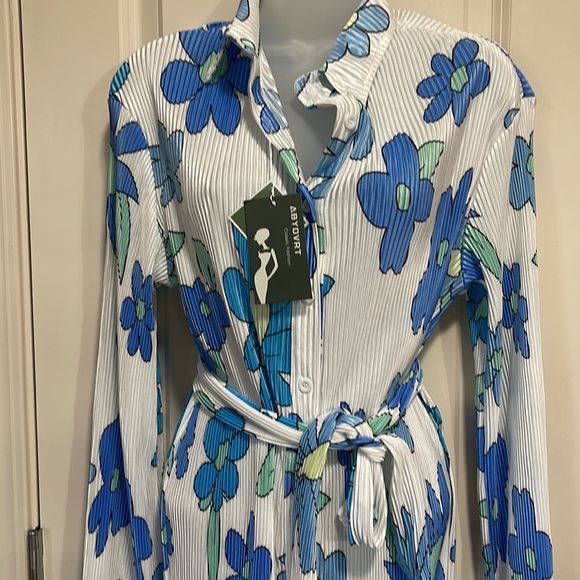 White with blue flowers crinkled dress size L NWT - Picture 2 of 9